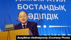 Алтынбек Сарсенбайұлы "Ақ жол" партиясының үшінші конгресінде, Алматы, 2004
