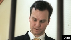 Дмитрий Гололобов после пресс-конференции, посвященной обыску архивов ЮКОСа (июль 2003 года). 