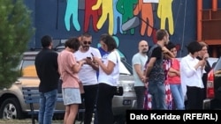 Вечером часть журналистов, более 10 человек, объявили о том, что решили последовать примеру ведущих