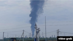 Një shtëllungë tymi shihet duke dalë nga kompleksi rus për përpunimin e naftës, pas sulmeve ukrainase me dronë. 
