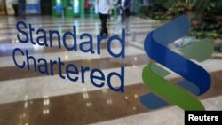Вхід до офісу британського банку Standard Chartered