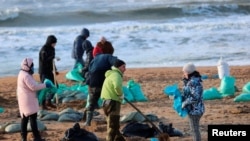 На берегу Чёрного моря после разлива топлива.