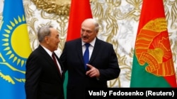 Нурсултан Назарбаєв (л) і Олександр Лукашенко (п)
