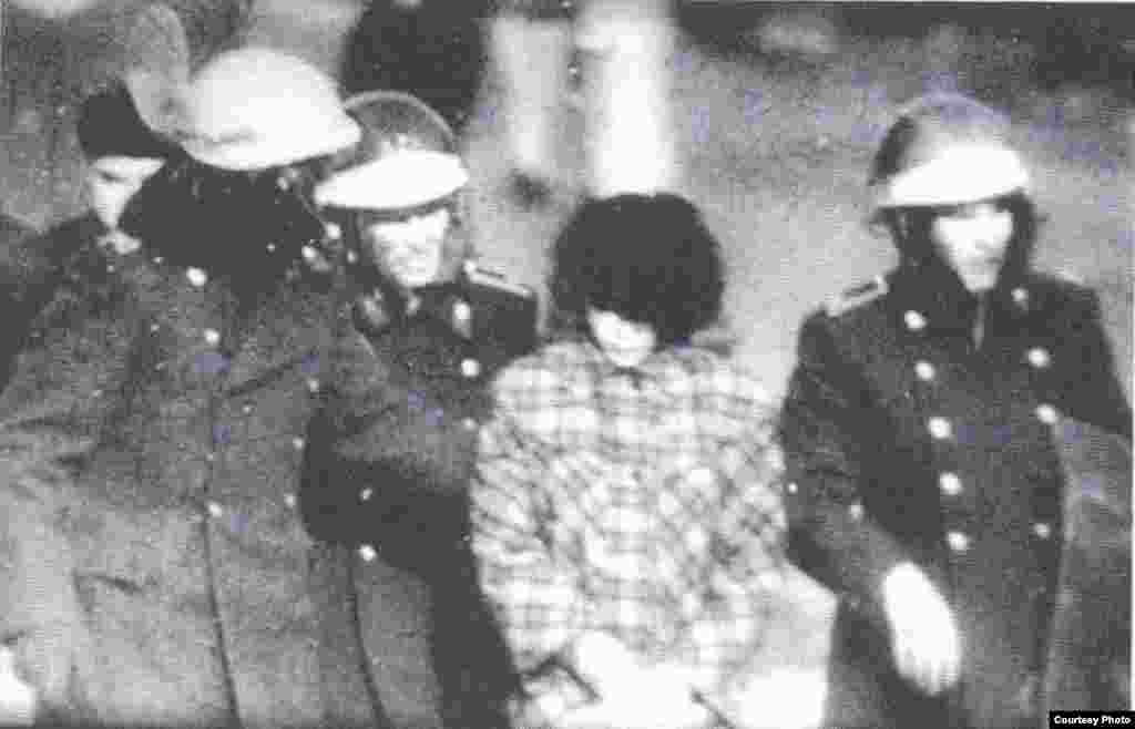 Демонстрацияны таратуу үчүн советтик жетекчилик Орусиядан аскерлерди жөнөтүп, күч менен баскан. &nbsp; &nbsp;