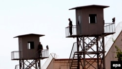 Türkiýäniň Antalýa sebitinde türmä garawullyk edýän sakçylar. Illýustrasiýa suraty