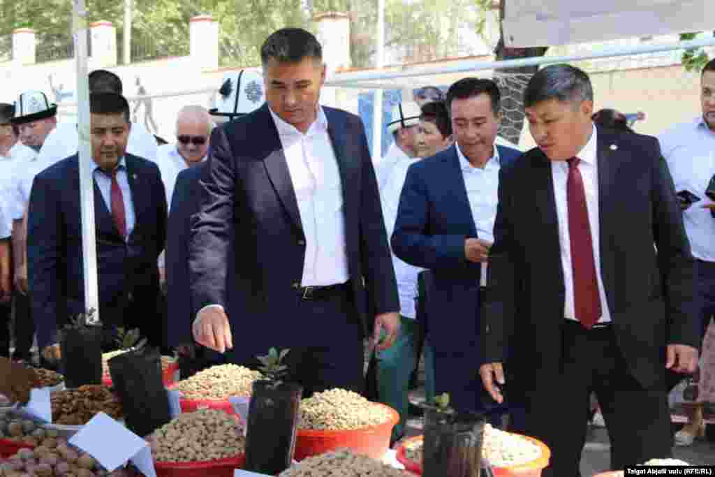 Фестивалга Жогорку Кеңештин депутаттары, токойчулар, жеке ишкерлер жана илим чөйрөсүнүн адамдары катышты.