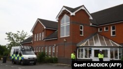 "Новичок" химиялык затынан эки адам ууланган  аймакты британ полициясы кайтарууга алган учур. 4-июль, 2018-жыл. 