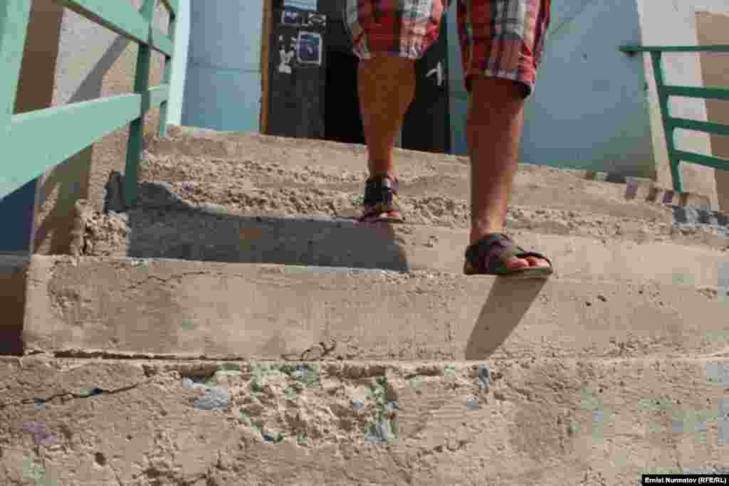 Kyrgyzstan -- Residents of newly built houses complaint on the quality of construction, Osh, 1August2012
