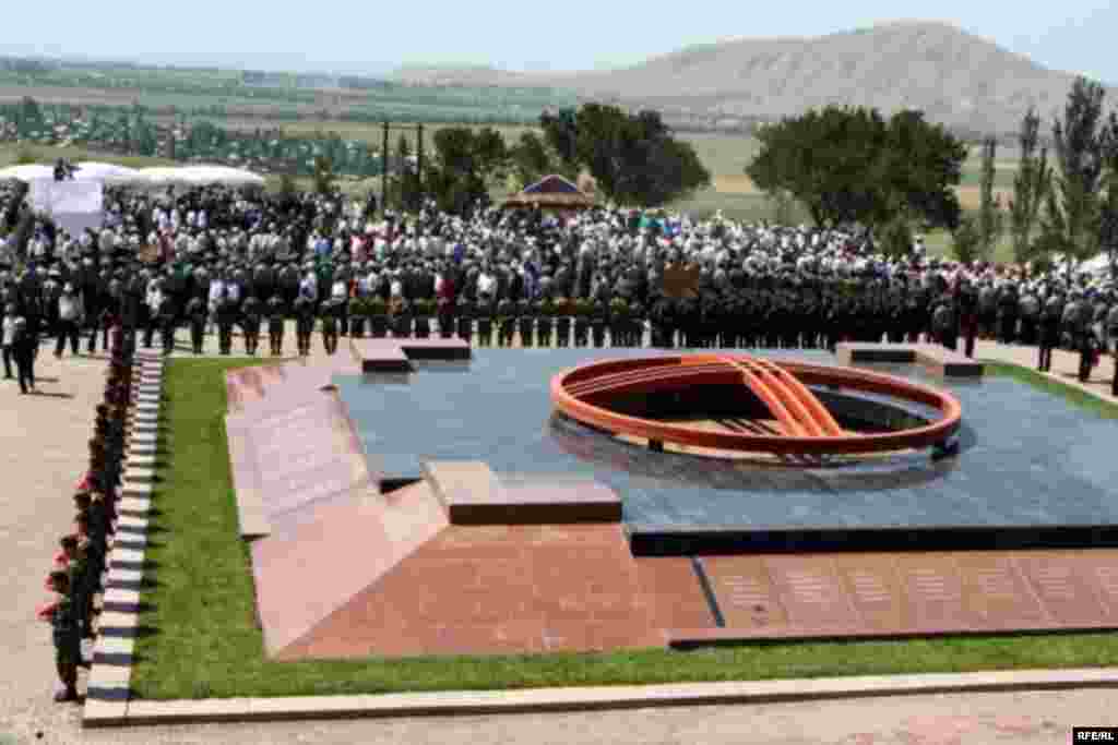14-июнда Кыргызстан атактуу жазуучу Чыңгыз Айтматовдон ажырады. Жазуучунун сөөгү Ата-Бейитке коюлду.  - Bishkek, Kyrgyzstan; funeral service for novelist and statesman Chingiz Aitmatov at burial site of Ata-Beyit Memorial Complex on 14jun2008. Photo by Radio Azattyk. (Aitmatov died on 10jun2008.)