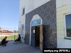 У входа в старую мечеть Жымпиты