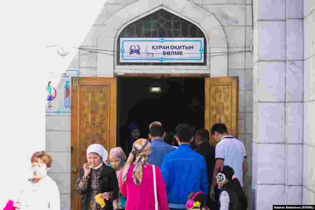 Люди у мечети