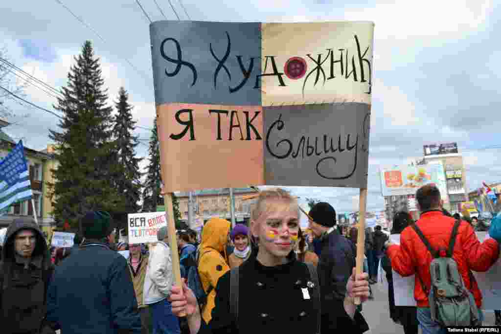 По традиции, монстранты скандировали абсурдные лозунги и любые слова, которые приходили им в голову.&nbsp;