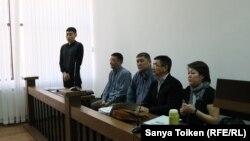 Cуретте: солдан оңға қарай - Saipem S.p.A қызметкері Данияр Отаралиев, бұрынғы мұнайшы Бекарыс Тұрсынғалиев, оның  туысы Ақарыс Тұрсынғалиев, мемлекеттік еңбек иснпекторы Сырбай Жанесенов, құқық қорғаушы Әсел Нұрғазиева апелляциялық сот отырысында. Атырау, 27 наурыз 2018 жыл.