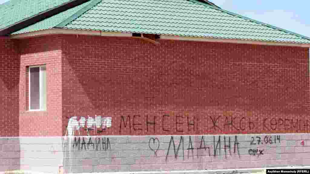 Административное здание на месте Актау-сити, строительство которого остановилось.&nbsp; Актау, 2 августа 2014 года.