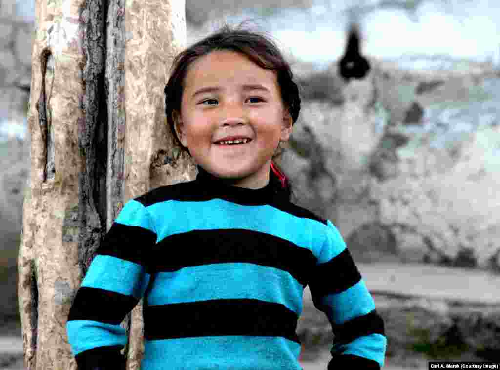 Девочка в селе Улуу Памир в Турции. 400 семей проживает в селе, которое предназначено не более чем для 200 семей. 