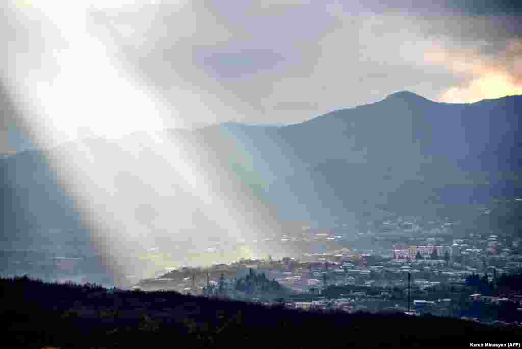 Передмістя Степанакерту (Ханкенді азербайджанською) у променях ранкового сонця. Фото за 27 листопада