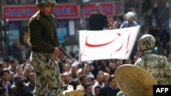 Kairiň merkezinde söweş tanklary ýerleşdirilip, şäheriň üstünde dikuçarlar aýlanyşyp ýörler, 31-nji ýanwar.