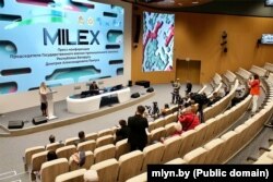 Прэс-канферэнцыя Дзьмітрыя Пантуса, старшыні галоўнага арганізатара выставы — Дзяржаўнага вайскова-прамысловага камітэту Беларусі — прайшла практычна ў пустой залі. Відаць толькі мікрафон тэлеканалу «Россия 1»