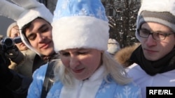 На фота — Ірына Тоўсьцік падпісвае пэтыцыю ў Палату прадстаўнікоў з патрабаваньнем адмяніць артыкул 193.1 Крымінальнага кодэксу, сьнежань 2009 году.