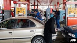 Иранские автомобилисты у бензоколонки (архивный снимок, 2017 год)