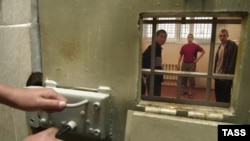 «Мы можем ехать по улице и даже не знать, что нас позавчера лишили прав, потому что суд не известил и заочно вынес постановление. Вот вам повод бросить нас за решетку на срок до 15 суток»