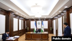 Мирзиёев туризм соҳасига боғлиқ таклифлар тақдимоти билан танишяпти. 19 сентябрь, 2024 йил.