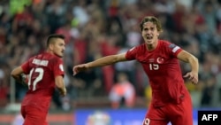 Турецкая команда празднует свой забитый гол