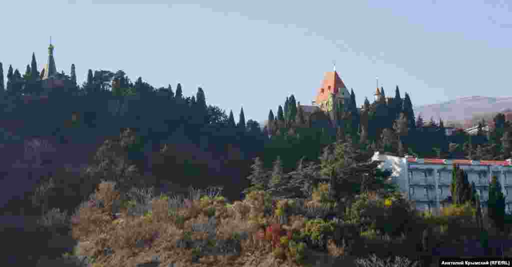 На Мисі Плака видніється дах палацу княгині Гагаріної, де тепер розміщується адміністративний корпус санаторію &laquo;Утьос&raquo;