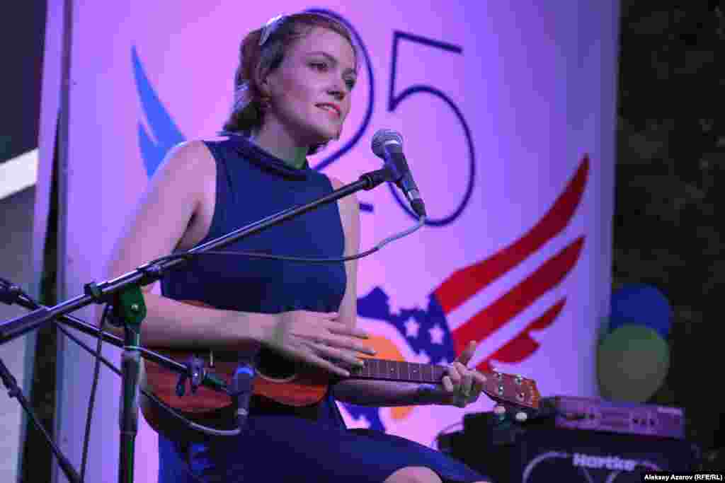 Сразу после открытия фестиваля начался концерт с участием американских и казахстанских музыкантов. Первой на сцену вышла американка Грейс Гаррет и исполнила на гавайском струнном инструменте укулеле несколько композиций. Причем первая из них была мелодия песни &laquo;Көзімнің қарасы&raquo; Абая Кунанбаева. Ее исполняют и некоторые другие иностранные музыканты, приезжающие в Казахстан.