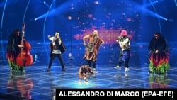 «Калуш Оркестра» тобу Туринде өтүп жаткан ыр сынактын финалында. 10-май, 2022-жыл. 