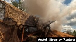 Бійці 28-ї окремої механізованої бригади Збройних сил України ведуть вогонь із самохідної гаубиці M109 Paladin по російських силах поблизу Торецька у Донецькій області, Україна, 2 червня 2025 року