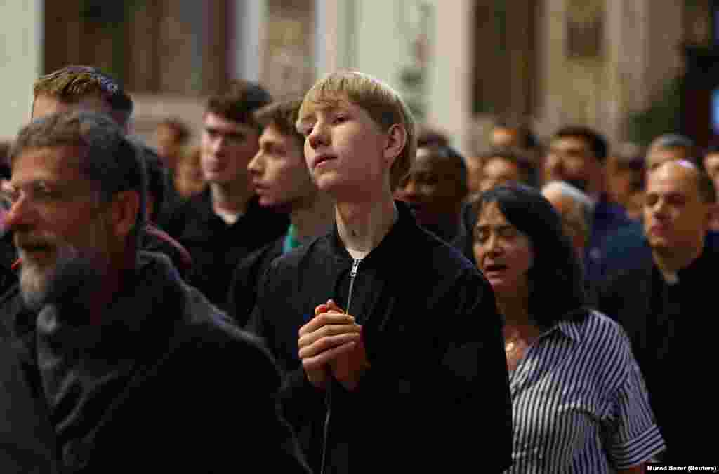 Вірні під час святої меси з нагоди обрання нового папи у базиліці Святого Петра у Ватикані