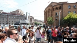 Аргишти Кивирян во время акции протеста перед зданием Полиции Армении, Ереван, 27 августа 2013 г.

