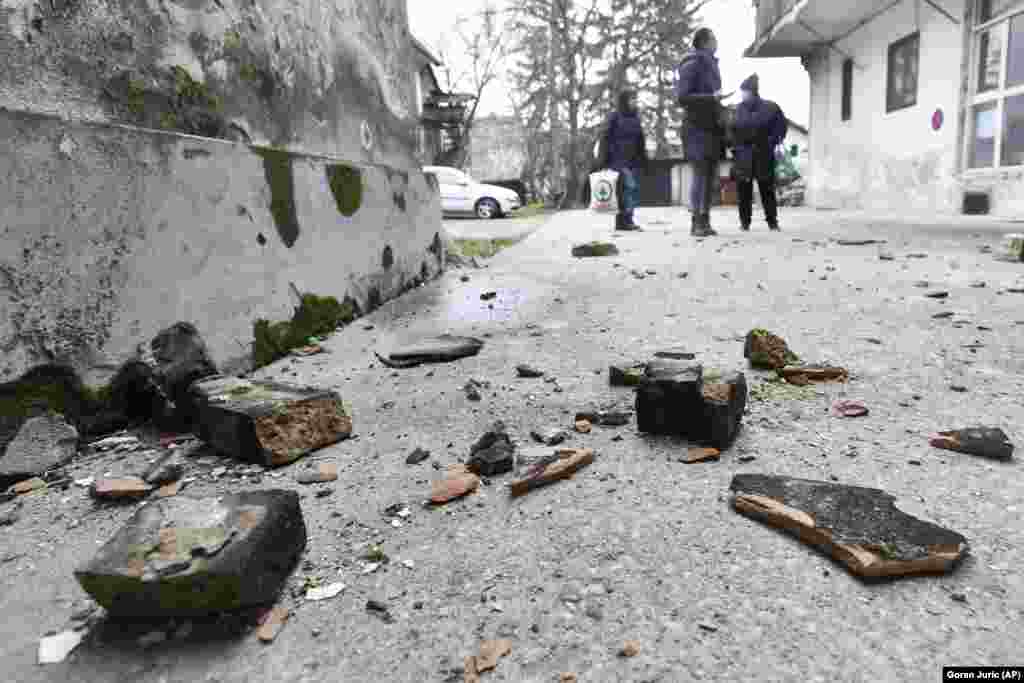 Жителі оглядають збитки, нанесені землетрусом в Сисаку. Хорватія, 28 грудня 2020 року&nbsp;