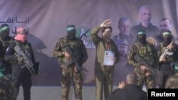 Офер Кальдеронду Кызыл Чырым уюмунун өкүлдөрүнө өткөрүп берүү учуру. 1-февраль, 2025-жыл. Газа тилкеси. 