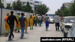 Aşgabatdaky daşary ýurt gurluşyk firmalarynyň birinde işleýän işgärler. Arhiwden alnan surat