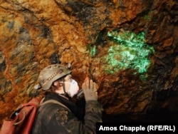 Радиоактивные кристаллы отенита светятся под ультрафиолетовым светом в заброшенной урановой шахте в Южной Богемии