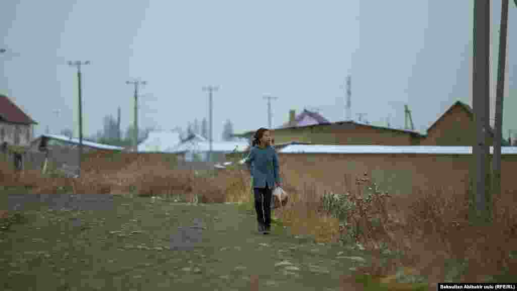 Дүкөн айылдын баш жагында жайгашкан.&nbsp;