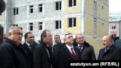 Հայաստան -- Նախագահ Սերժ Սարգսյանն այցելում է Գյումրիի «Մուշ2» թաղամաս, 24-ը մարտի, 2011թ.