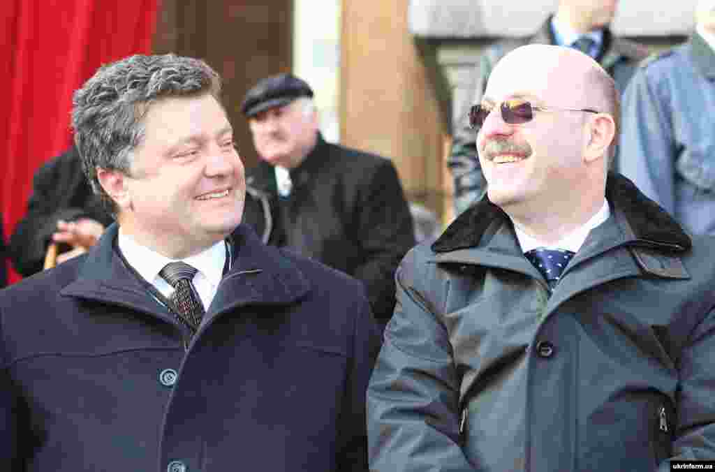 У столиці Грузії відбулася урочиста церемонія інавгурації президента Грузії Міхеїла Саакашвілі, в якій узяла участь українська делегація. Міхеїл Саакашвілі прийняв присягу на вірність грузинському народові і заявив про намір відновити цілісність і забезпечити процвітання своєї країни. &laquo;Я зроблю все, щоб наступний президент отримав від мене сильну і єдину Грузію з Абхазією і Південною Осетією&raquo;, – сказав він. На фото: голова Ради Національного банку України Петро Порошенко (ліворуч) і заступник міністра закордонних справ Грузії Ґріґол Катамадзе. Тбілісі, 20 січня 2008 року