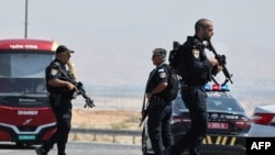 Сотрудники израильских служб безопасности на КПП Алленби 