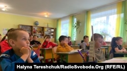 Другокласники сільської школи Львівщини в селі Гологори