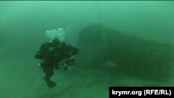 Андрій Яременко поруч із балістичною ракетою Р-39. Глибина – 70 метрів