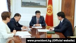 Президент Сооронбай Жээнбеков, спикер Жогорку Кенеша Дастанбек Жумабеков, премьер-министр Мухаммедкалый Абылгазиев и председатель Верховного суда Гульбара Калиева, 27 мая 2019 г.