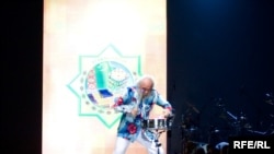 Rişad Şafi Moskwadaky "Moda hepdeliginde" çykyş edýär, 24-nji oktýabr, 2009-njy ýyl.