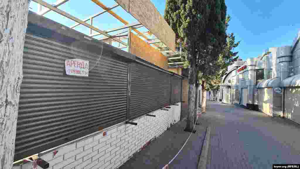 Әлеге урында элек буш урыннар табып булмаса, аннексиядән соң күп сәүдә урыннарын арендага бирә алмыйлар