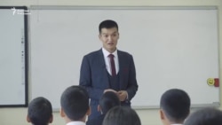 Ош: Депутат Сарыбашев мугалимге батирин алууга көмөктөшөт 