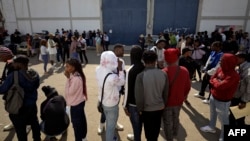 Ілюстрацыйнае фота. Мігранты чакаюць каля памяшканьня Камісіі дапамогі ўцекачам, каб запоўніць дакумэнты для запісу на прыём у Службу мытнага і памежнага кантролю ЗША.