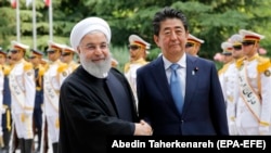 Абе Сіндзо (праворуч) із президентом Ірану Хасаном Роугані – це перший візит чинного прем’єр-міністра Японії до Ірану за понад 40 років