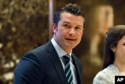 Піт Геґсет йде зустрітися з новообраним президентом Дональдом Трампом у Trump Tower у Нью-Йорку, 15 грудня 2016 року